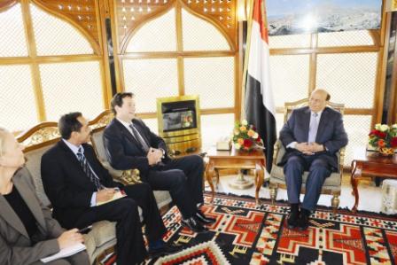 الرئيس أثناء استقباله السفير البريطاني أمس